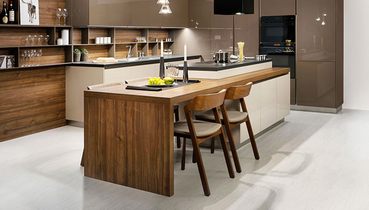 https://bentonskitchens.co.uk/wp-content/uploads/2019/03/Kitchen-island-with-seating-for-4.jpg